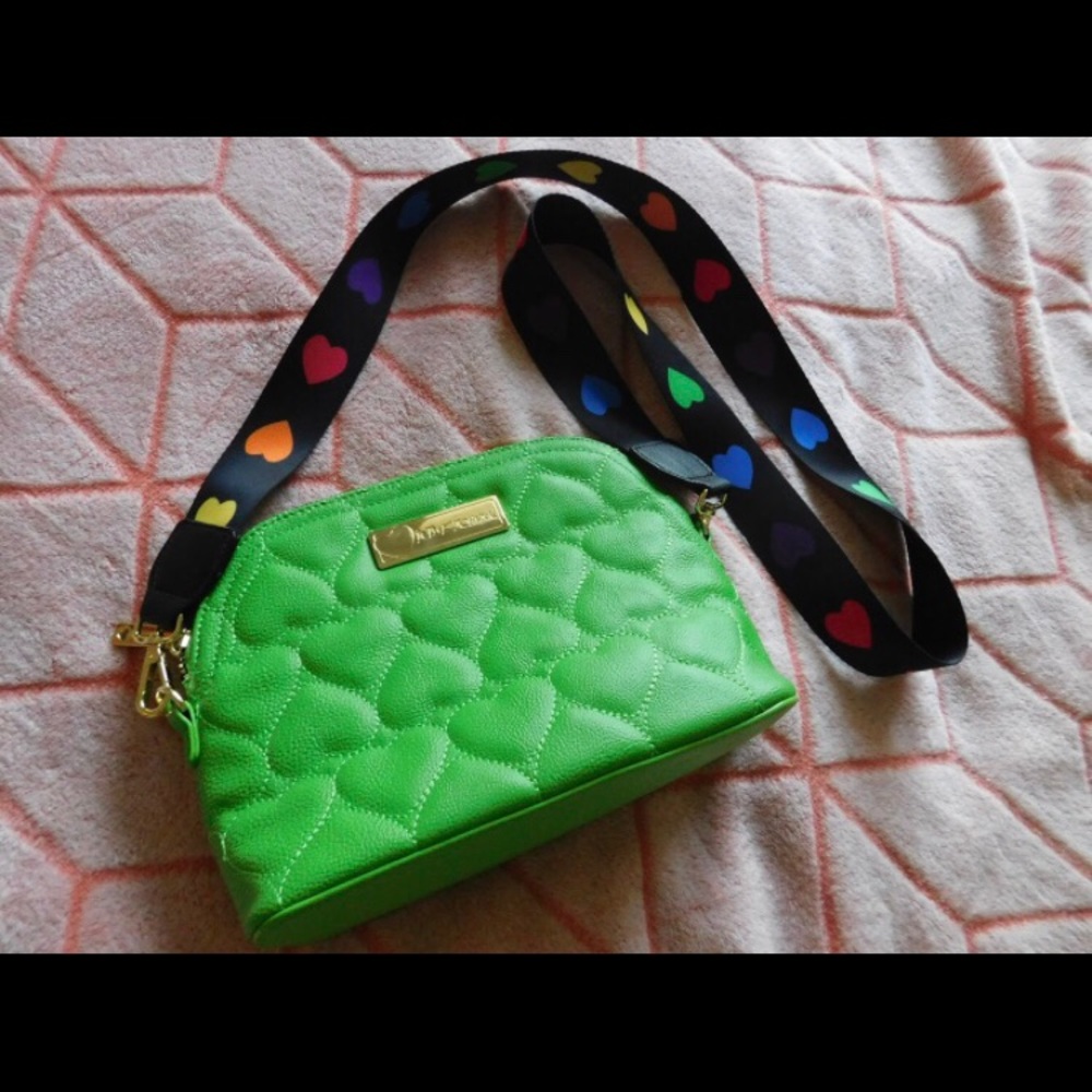 Betsey johnson green crossbody heart quilted purse
